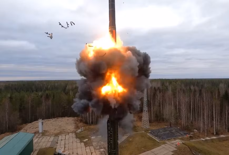 Sau vụ tấn công tên lửa tầm xa của Mỹ vào vùng Bryansk của Nga, Đại sứ quán Mỹ tại Kiev cảnh báo, Nga có thể tiến hành một cuộc tấn công tên lửa cực mạnh vào Ukraine ngày 20/11. Một số chuyên gia phương Tây chỉ ra rằng, cảnh báo do Đại sứ quán Mỹ đưa ra là “rất bất thường” và là lần đầu tiên được đưa ra, kể từ xung đột Nga-Ukraine. 