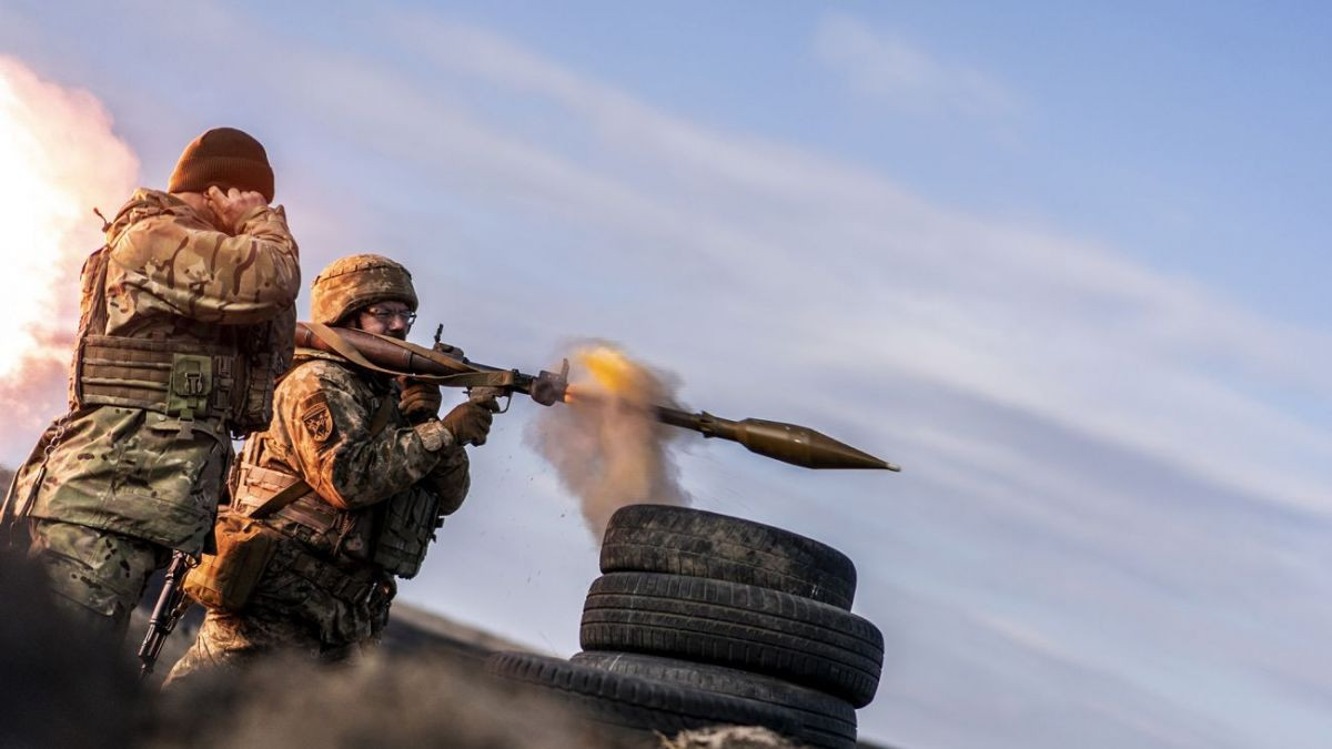 Kênh Muchnoy của Ukraine viết về những nỗ lực của Lữ đoàn xung kích đường không 79 đã “chiến đấu đến người cuối cùng” và không ai ra lệnh rút quân. Muchnoy viết: “Quân ta đã chống trả quyết liệt ở làng Ilyinka và Elizavetovka. Rất khó để rút lui, khi quân Nga ở hai bên đã kiểm soát mọi đường rút, và làng Romanovka cũng bị kiểm soát”