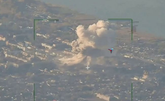 Quân đội Ukraine cố gắng sử dụng các toàn nhà kiên cố của các khu công nghiệp, để tổ chức phòng thủ và ở Kurakhove cũng không phải ngoại lệ. Tuy nhiên, chiến thuật này không phải lúc nào cũng hiệu quả. Đặc biệt, trong cuộc tấn công vào Avdiivka, nhà máy than cốc đã bị Không quân Nga tấn công và quân Ukraine phải nhanh chóng rút chạy.