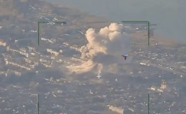 Quân đội Ukraine cố gắng sử dụng các toàn nhà kiên cố của các khu công nghiệp, để tổ chức phòng thủ và ở Kurakhove cũng không phải ngoại lệ. Tuy nhiên, chiến thuật này không phải lúc nào cũng hiệu quả. Đặc biệt, trong cuộc tấn công vào Avdiivka, nhà máy than cốc đã bị Không quân Nga tấn công và quân Ukraine phải nhanh chóng rút chạy.