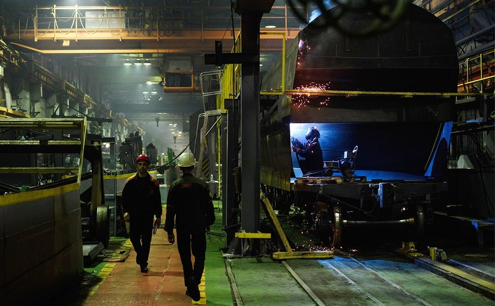 Thật vậy, vẫn còn tranh cãi về mức độ hiệu quả của các biện pháp trừng phạt đối với hoạt động sản xuất vũ khí của Nga. Đất nước này rất giàu khoáng sản, nguyên vật liệu thô và quan trọng nhất là Nga có một nền sản xuất công nghiệp nặng cơ bản, được thừa hưởng từ thời Liên Xô.