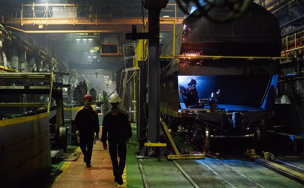 Thật vậy, vẫn còn tranh cãi về mức độ hiệu quả của các biện pháp trừng phạt đối với hoạt động sản xuất vũ khí của Nga. Đất nước này rất giàu khoáng sản, nguyên vật liệu thô và quan trọng nhất là Nga có một nền sản xuất công nghiệp nặng cơ bản, được thừa hưởng từ thời Liên Xô.