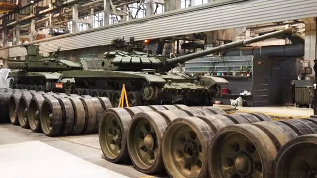 Chính vì lý do này mà trong văn bản bên dưới video, người điều hành tài khoản đã viết một lời bình như sau: “Lại có cuộc nói chuyện về các lệnh trừng phạt tiếp theo của phương Tây, nhưng chúng tôi không quan tâm đến những câu chuyện đó, hiện chúng tôi làm việc cả ngày lẫn đêm”.