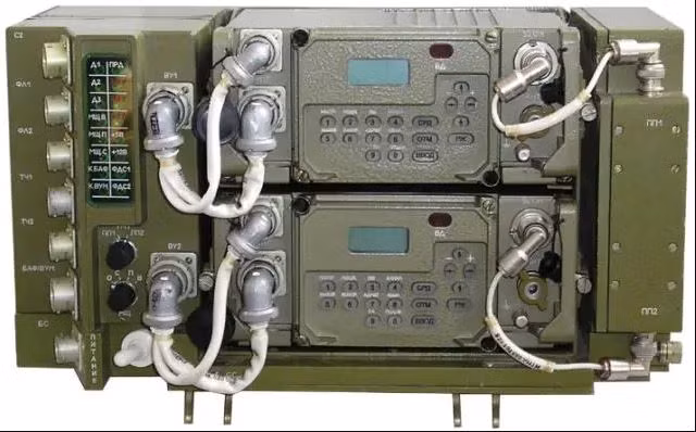 Hệ thống được xây dựng dựa trên trạm kỹ thuật số R-168-25U-2 Aqueduct, nhưng nó không giống nhau. Vào năm 2000, Nga chỉ tự túc được 40% linh kiện của trạm này; nhưng vào năm 2017 (rất lâu trước khi xung đột Nga-Ukraine bùng nổ), trạm này đã có 80% linh kiện là của Nga.