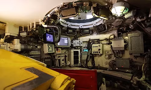 Không chỉ đối với các thiết bị quân sự, từ các thiết bị điện tử tiêu dùng hiện đại hay thậm chí là ô tô đến trong xe tăng Nga, hoàn toàn là mẫu mã “cổ kính” của thập niên những năm 80 và 90. Tất cả các cảm biến báo tốc độ, tính năng v.v. đều được hiển thị trên bảng điều khiển với những đồng hồ số và những đèn báo LED.