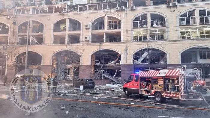 Hiện trường vụ tấn công của Nga vào Kiev, làm một số ô tô bốc cháy và phát nổ trên đường phố. Được biết, ít nhất 4 vụ nổ lớn và ít nhất một vụ nổ bị ngăn chặn đã xảy ra ở Kiev. Mạng xã hội Ukraine đưa tin, Kiev bị tấn công bằng 8 tên lửa đạn đạo chiến thuật Iskander-M và tên lửa siêu thanh Kinzhal (Dagger).