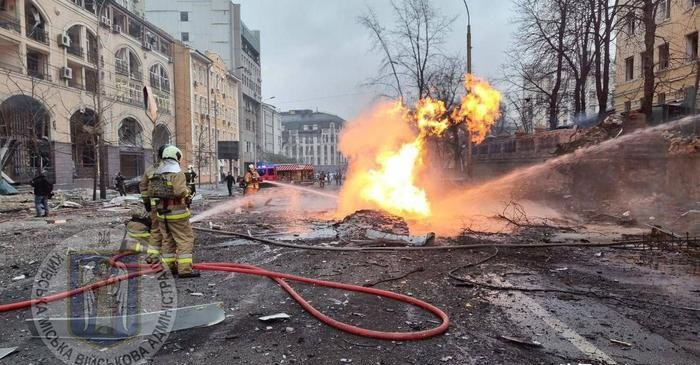 Ông Klitschko, thị trưởng Kiev, cho biết: "Các mảnh vỡ của tên lửa Nga rơi xuống các quận Golosevsky, Solomensky, Shevchenkovsky và Dniprovsky của thủ đô, khiến ô tô bốc cháy". Trong khi Bộ Quốc phòng Nga khẳng định cuộc tấn công đã đạt mục tiêu đề ra.