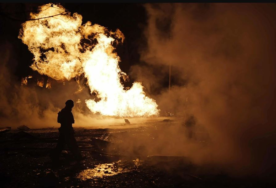 Bộ Quốc phòng Nga cho biết: “Để đáp trả các hành động của chính quyền Ukraine với sự hỗ trợ của phương Tây, RFAF đã sử dụng vũ khí chính xác tầm xa để tấn công vào sở chỉ huy của Cơ quan An ninh Ukraine, Cục thiết kế Luch, nơi nghiên cứu và phát triển tên lửa chống hạm Neptune, các bệ phóng tên lửa tầm xa Alder và các trận địa tên lửa phòng không Patriot ở Kiev”.