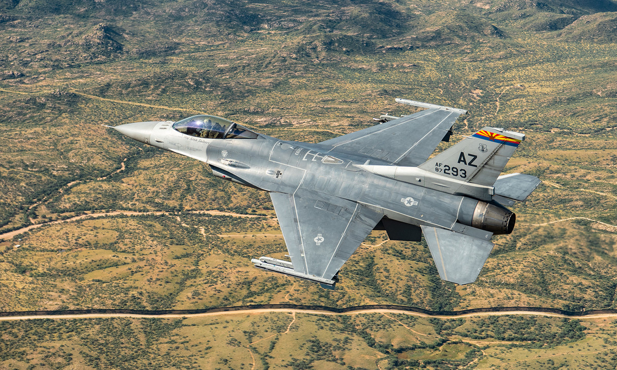 Máy bay chiến đấu F-16 là máy bay chiến đấu thế hệ thứ tư một chỗ ngồi, một động cơ được phát triển bởi Công ty General Dynamics của Mỹ. Nó vẫn là một trong những máy bay chiến đấu chủ lực của Không quân Mỹ hiện nay, nhưng đang được thay thế dần bởi chiến đấu cơ tàng hình F-35.