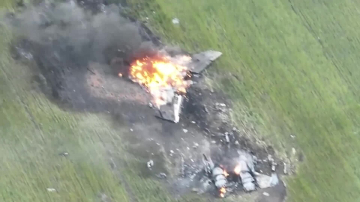 Trước hết, việc Ukraine sở hữu tiêm kích F-16 sẽ nâng cao năng lực chiến đấu của Không quân Ukraine, nhưng sẽ không mang lại lợi thế tuyệt đối trước Không quân Nga. Minh chứng là những chiếc MiG-29 và Su-27 có tính năng tương đương F-16 của Ukraine, hiếm có khả năng đánh trả khi đối đầu với Không quân Nga.