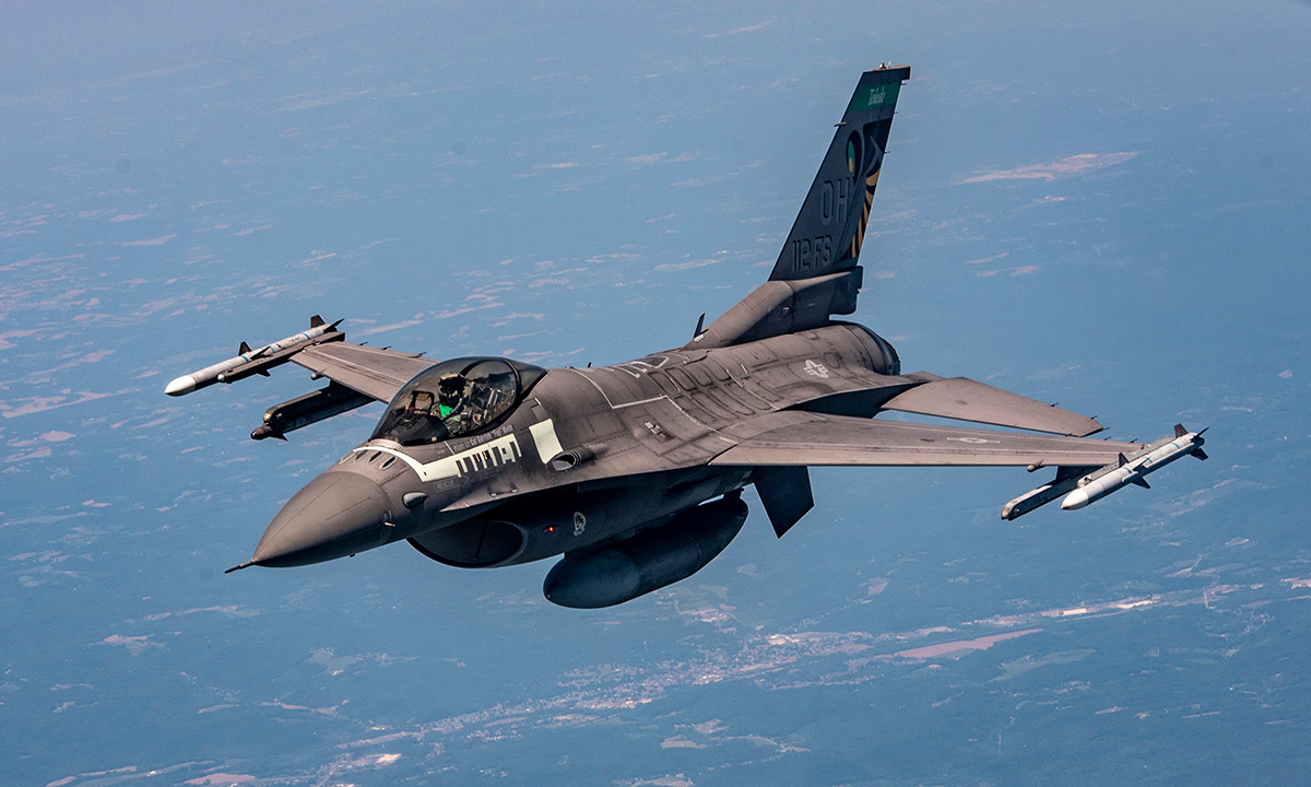 Tiêm kích F-16 có hình dáng đơn giản, dài 15,02 mét, sải cánh 9,45 mét, cao 5,09 mét, trọng lượng rỗng 8,5 tấn, trọng lượng cất cánh tối đa 19,19 tấn, tốc độ bay tối đa tốc độ Mach 2,05, bán kính chiến đấu 900 km và trần bay tối đa 18.300 mét.