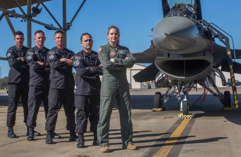 Gần đây, Không quân Mỹ xác nhận rằng, các phi công Ukraine đã bắt đầu được đào tạo điều khiển máy bay chiến đấu F-16 ở Arizona và khóa đào tạo sẽ kéo dài vài tháng. Điều này có nghĩa là việc hỗ trợ cho máy bay chiến đấu F-16 của Ukraine đã bước vào giai đoạn đáng kể.