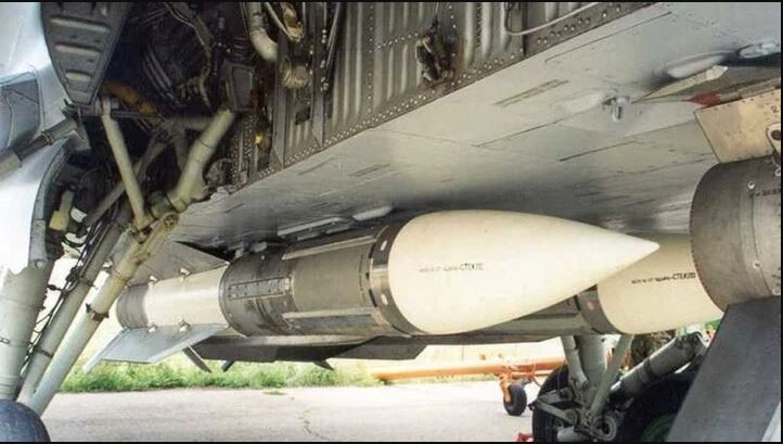 Ví dụ, tên lửa không đối không tầm xa R-37M được MiG-31 của Nga sử dụng, có tầm bắn lên tới 400 km và có thể bắn hạ máy bay chiến đấu Ukraine ở xa chiến tuyến với sự hỗ trợ của “radar bay” A-50U và các hệ thống radar cảnh giới tầm xa. 