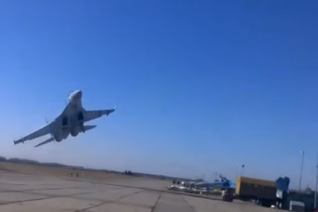 Trong bối cảnh tình hình khu vực căng thẳng, ngày hôm nay lại xuất hiện thêm một máy bay chiến đấu của Quân đội Ukraine, được phát hiện gần biên giới phía tây nam nước cộng hòa tự xưng Donetsk (DPR). Đây là chiếc thứ hai xuất hiện tại khu vực này trong vòng 1 tuần.