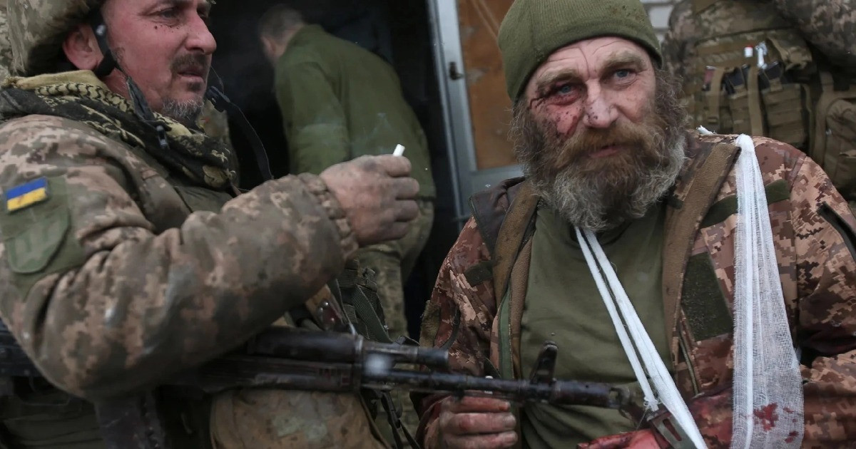 Mặt khác, tiềm năng huy động trong nước của Ukraine đang suy giảm nghiêm trọng. Khi chiến tranh tiếp diễn, số lượng người đáp ứng các yêu cầu nghĩa vụ quân sự và sẵn sàng tham gia quân đội ngày càng giảm. Ngoài ra, một số thanh niên và trung niên, đã chạy trốn khỏi Ukraine để tránh chiến tranh, làm suy yếu thêm khả năng bổ sung quân số cho AFU.