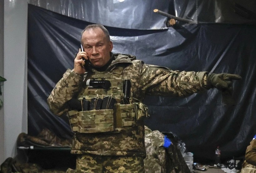 Tướng Syrskyi là một trong những nhân vật đóng vai trò chủ chốt trong cuộc xung đột Nga-Ukraine; tuy nhiên ông có lý lịch tương đối “phức tạp”. Tướng Syrskyi sinh ngày 26/7/1965 tại tỉnh Vladimir, Liên bang Nga, Liên Xô; đã tốt nghiệp Học viện Chỉ huy Quân sự cấp cao Moscow và hiện nay bố mẹ của ông vẫn ở nước Nga.