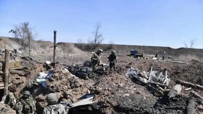 Tướng Syrskyi cũng đã chứng tỏ khả năng chỉ huy xuất sắc trong các chiến quan trọng như chiến dịch phòng thủ Kiev, chiến dịch phản công Kharkov và Kherson và được trao tặng danh hiệu "Anh hùng Ukraine". Tuy nhiên, ngay cả khi có một vị tướng giàu kinh nghiệm như vậy, vẫn phải đưa ra lời cảnh báo nghiêm khắc trước tình hình chiến trường hiện tại.