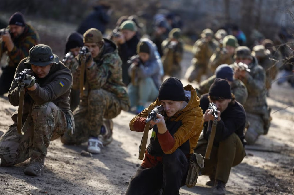 Do đó, để có thể “trường kỳ kháng chiến”, AFU cần phải thực hiện các biện pháp hiệu quả càng sớm càng tốt, để khắc phục tình trạng thiếu quân số. Ví dụ như hạ độ tuổi nhập ngũ từ 25 tuổi xuống 18 tuổi và cần thiết có thể huy động cả phụ nữ vào quân đội.