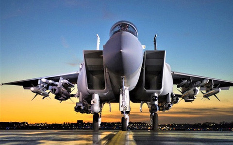Sau khi Chiến tranh Lạnh kết thúc, ngân sách quốc phòng bị thu hẹp, nên Mỹ tập trung nhiều hơn vào các máy bay chiến đấu đa nhiệm, chẳng hạn như F-15E và F-35 cho các nhiệm vụ không đối đất; trong khi loại bỏ tiêm kích bom F-111 và máy bay ném bom F-117. Đồng thời hủy bỏ chương trình máy bay ném bom tàng hình FB-22.