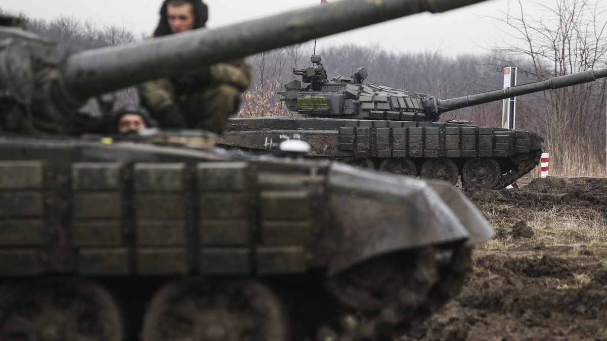 Dwyer phân tích, xe tăng Nga đều được trang bị lớp giáp nổ bên ngoài, nhưng đây không phải là trở ngại đối với tên lửa chống tăng hiện đại. Tên lửa Javelin được thiết kế để tấn công xe tăng từ trên cao, theo kiểu “đột nóc”; tức là từ trên cao lao xuống nóc tháp pháo xe tăng, nơi có lớp giáp mỏng nhất.