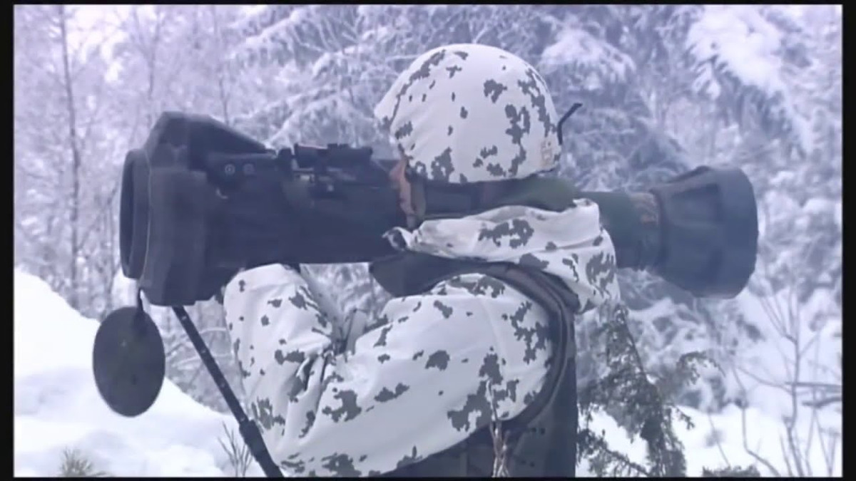 Những ưu điểm của tên lửa NLAW và Javelin đó là trọng lượng nhẹ (chỉ từ 10 đến 25 kg) và kết cấu theo kiểu modul; đồng thời chúng rất dễ sử dụng; do vậy, cho phép một người lính chỉ cần qua khóa huấn luyện tối thiểu, cũng có thể sử dụng.