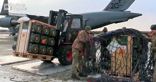 Đã có ít nhất 2.000 tên lửa NLAW (dùng một lần) đã được chuyển từ Anh, 100 NLAW từ Luxembourg, vài trăm tên lửa Javelin từ Mỹ và Estonia. Các chuyên gia quân sự phương Tây gọi NLAW và Javelin là một trong những loại tên lửa chống tăng cơ động tiên tiến nhất.