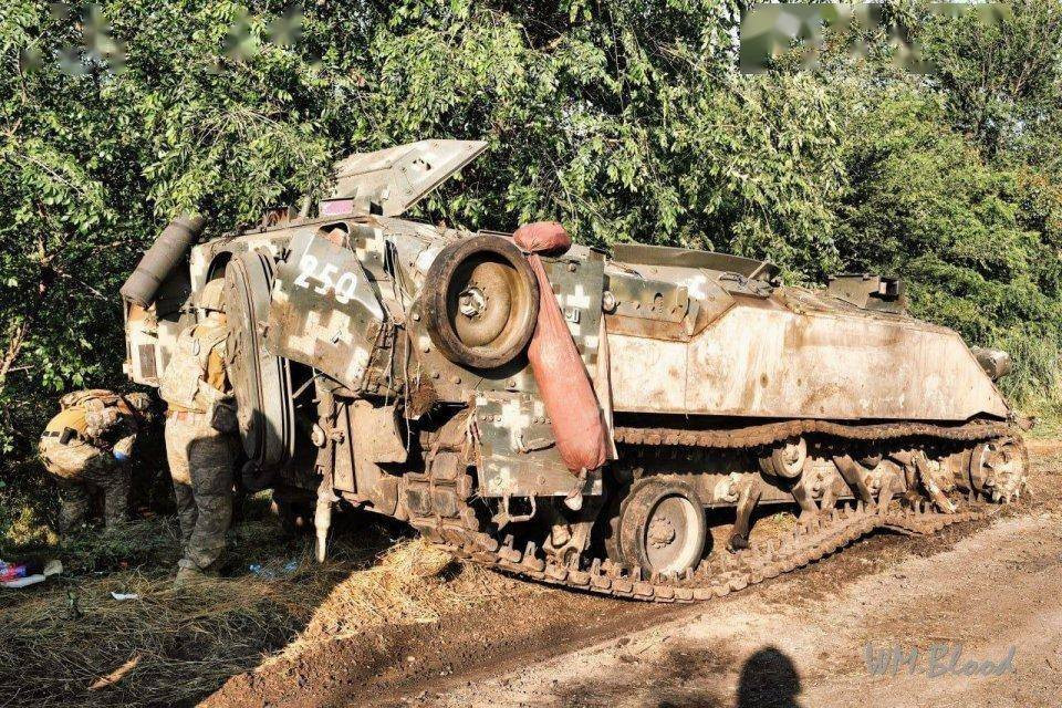 Nghiêm trọng nhất là tháp pháo của chiếc Bradley đã bị thổi bay, do sức nổ cực lớn của chính những quả tên lửa chống tăng TOW trong xe phát nổ, khi xe bị trúng tên lửa của quân Nga. Ảnh: Wmblood.