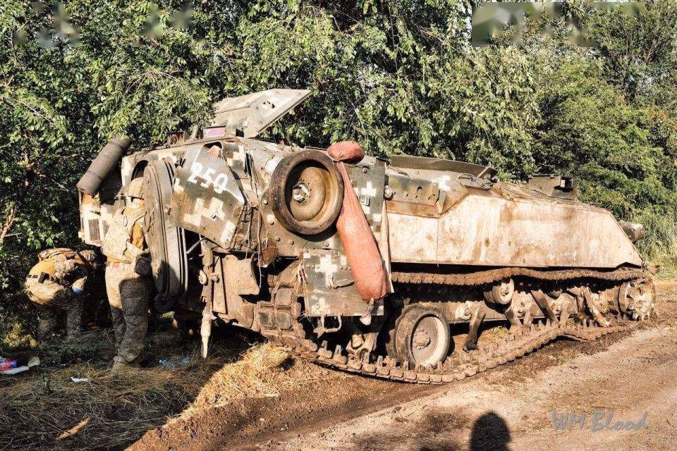 Nghiêm trọng nhất là tháp pháo của chiếc Bradley đã bị thổi bay, do sức nổ cực lớn của chính những quả tên lửa chống tăng TOW trong xe phát nổ, khi xe bị trúng tên lửa của quân Nga. Ảnh: Wmblood.