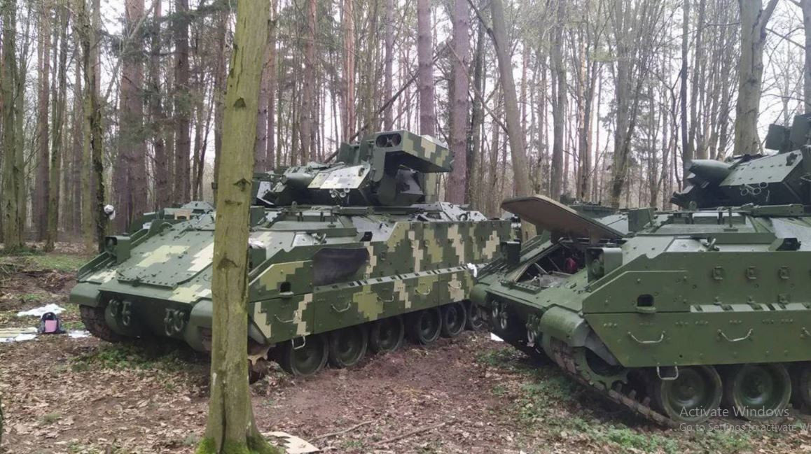 Xe chiến đấu bộ binh Bradley M2A2 ODS-SA được trang bị súng máy 25mm, đây là loại pháo cỡ nhỏ. Trừ đạn xuyên giáp thì đầu đạn không có thuốc nổ; còn nếu là đạn nổ phá sát thương, thì bên trong đều có thuốc nổ. Ảnh: Flickr.