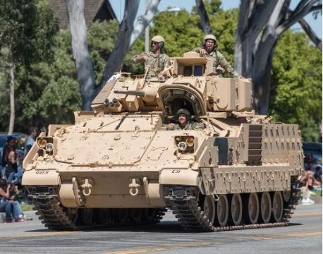 Trong Chiến tranh vùng Vịnh, xe chiến đấu bộ binh dòng M2 chiếm ưu thế vượt trội so với xe tăng, thiết giáp Iraq nhờ hệ thống ngắm và điều khiển hỏa lực tiên tiến; giúp xe tăng chiến đấu chủ lực M1A1 Abram giành chiến thắng với thương vong gần như bằng không. Ảnh: Flickr. 