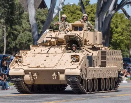 Trong Chiến tranh vùng Vịnh, xe chiến đấu bộ binh dòng M2 chiếm ưu thế vượt trội so với xe tăng, thiết giáp Iraq nhờ hệ thống ngắm và điều khiển hỏa lực tiên tiến; giúp xe tăng chiến đấu chủ lực M1A1 Abram giành chiến thắng với thương vong gần như bằng không. Ảnh: Flickr. 