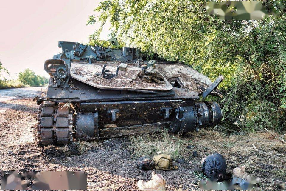 Thông tin chính thức từ Bộ Quốc phòng Nga cho biết, chiếc Bradley đã bị tên lửa chống tăng của Nga biến thành đống đổ nát, xich xe và bánh xe bị phá hủy nghiêm trọng, nắp khoang động cơ phía trước thân xe cũng bị biến dạng. Ảnh: Wmblood. 