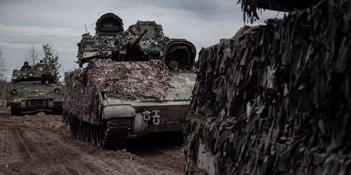 Cần phải nói rằng, so với xe chiến đấu bộ binh BMP-2/3 của quân đội Nga, xe chiến đấu bộ binh Bradley M2A2 ODS-SA vẫn có những ưu điểm kỹ chiến thuật nhất định. Còn phiên bản Bradley M2A2 là bản nâng cấp của dòng Bradley cải tiến với nhiều tính năng mới (IBAS). Ảnh: Flickr.