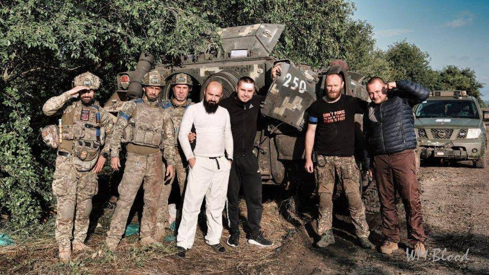 Những hình ảnh check in của lính Ukraine trên mạng xã hội, do không có tháp pháo nên ban đầu người ta cho rằng nó là xe thiết giáp chở quân M113, nhưng có thể nhìn thấy dấu vết của phần đế tháp pháo còn lại, người ta mới biết đó là xe chiến đấu bộ binh Bradley M2 của Mỹ. Ảnh: Wmblood. 