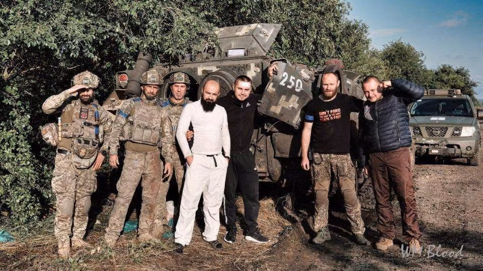 Những hình ảnh check in của lính Ukraine trên mạng xã hội, do không có tháp pháo nên ban đầu người ta cho rằng nó là xe thiết giáp chở quân M113, nhưng có thể nhìn thấy dấu vết của phần đế tháp pháo còn lại, người ta mới biết đó là xe chiến đấu bộ binh Bradley M2 của Mỹ. Ảnh: Wmblood. 