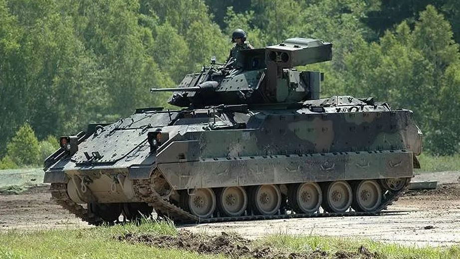 Chiếc xe Bradley bị quân Nga phá hủy tại Zaporizhia là mẫu mới nhất của dòng M2A2, vũ khí chính là một khẩu pháo 25 mm M242 và một ống phóng tên lửa chống tăng TOW liên kết kép, ngoài ra còn có đạn dự phòng, có thể nạp lại. Ảnh: Wmblood.