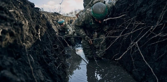 Ở vùng đồng bằng Đông Âu, khi gió lạnh gặp mưa tuyết, cảm giác trong chiến hào là buốt giá không thể tưởng tượng được. Trong khi đó trên bầu trời và mặt đất đầy đạn pháo, cả hai bên mỗi ngày đều chịu thương vong vô số, khó có thể đột phá quyết định.