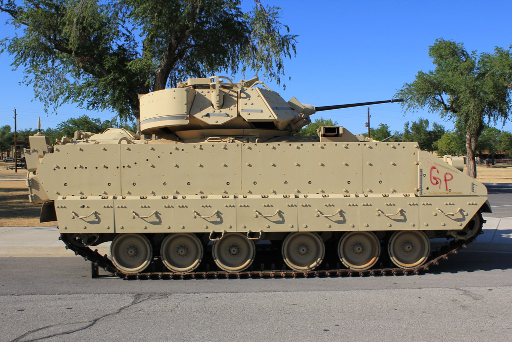 Trong khi xe M7 chú trọng hơn đến khả năng cơ động, sử dụng hệ thống treo và bộ trợ lực tiên tiến, đồng thời tính đến sự cân bằng về trọng lượng và khả năng cơ động, khiến nó trở nên nổi bật hơn. Khả năng cơ động tuyệt vời và khả năng phản ứng nhanh trên địa hình phức tạp giúp nó tránh đòn đánh của đối phương. 