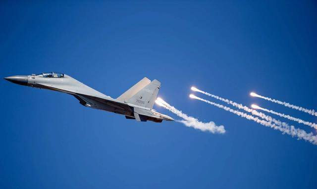 Còn mất mát đối với Nga, đó chính là sự khởi đầu cho việc mất đi một khách hàng mua vũ khí lớn, nhất là về máy bay chiến đấu, đó chính là Trung Quốc. Và đây chính là điều khiến các chuyên gia Nga tiếc nuối.