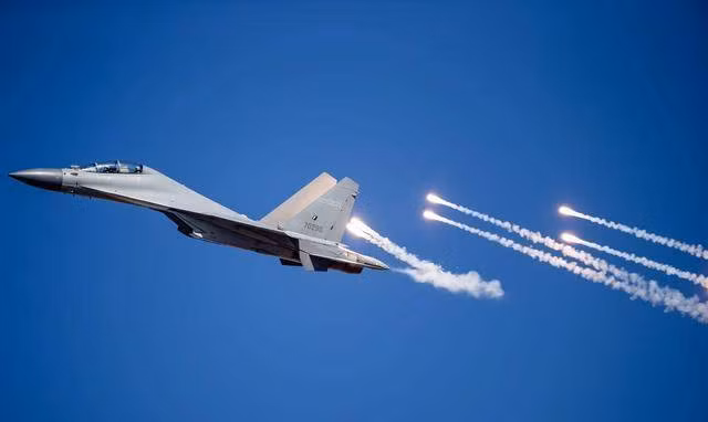 Còn mất mát đối với Nga, đó chính là sự khởi đầu cho việc mất đi một khách hàng mua vũ khí lớn, nhất là về máy bay chiến đấu, đó chính là Trung Quốc. Và đây chính là điều khiến các chuyên gia Nga tiếc nuối.