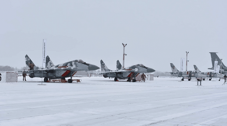 Vào thời điểm Liên Xô tan rã, hầu hết các máy bay chiến đấu của Ukraine được thừa hưởng, đã có 10 năm phục vụ liên tục với cường độ cao. Và kể từ đó đến nay đã 30 năm, Ukraine đã không mua sắm máy bay chiến đấu hoặc máy bay cường kích mới. 