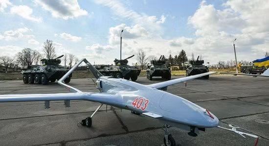 Vừa qua Quân đội Ukraine đã mua được một số lượng nhỏ máy bay không người lái vũ trang TB-2 do Thổ Nhĩ Kỳ sản xuất và đã sử dụng chúng để tấn công các vị trí pháo binh của các tổ chức vũ trang dân sự ở miền đông; và có lẽ Quân đội Ukraine quá kỳ vọng những chiếc UAV TB2 này sẽ thay đổi cục diện chiến trường.
