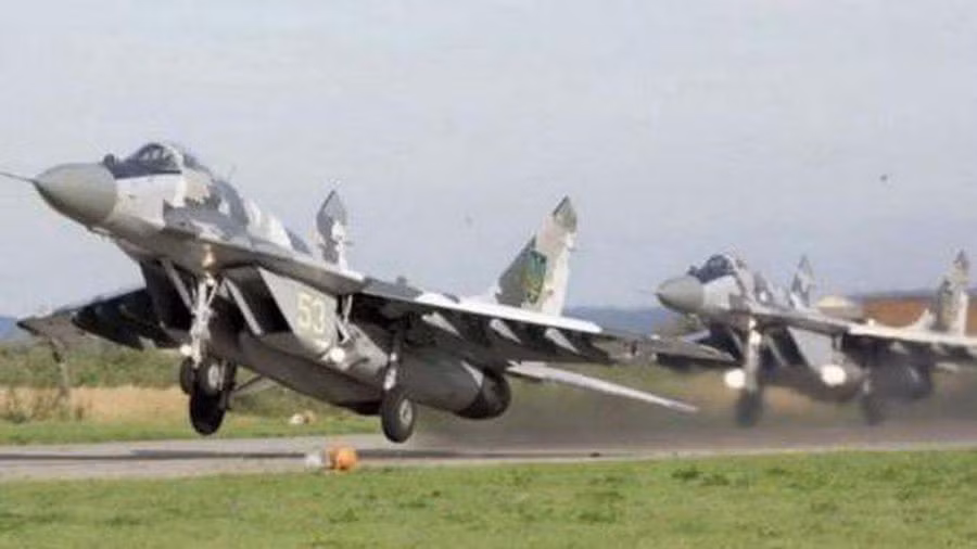 Chính phủ Ukraine nêu rõ trong Kế hoạch chiến lược phát triển không quân, tầm nhìn năm 2035 rằng, họ sẽ mua từ 6 đến 12 máy bay chiến đấu hiện đại trước năm 2023, để bắt đầu thay đổi đội máy bay đã lạc hậu của họ. 