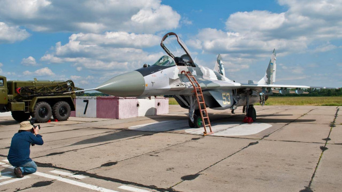 Do đó, một khi xung đột quy mô lớn nổ ra, Không quân Ukraine sẽ phải sử dụng các máy bay cũ hiện có để chiến đấu; nhưng liệu chúng có thể cất cánh thành công trước đợt ném bom ác liệt của Không quân Nga hay không, thì vẫn còn là một câu hỏi? Nguồn ảnh: Pinterest. 