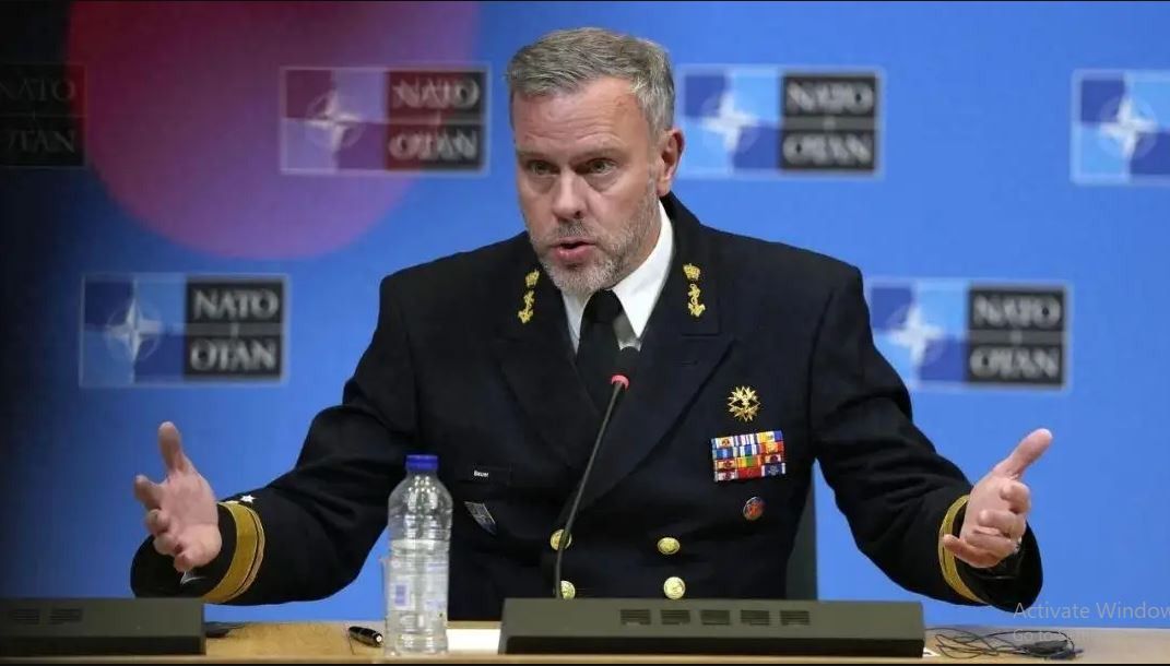 Theo hãng thông tấn TASS của Nga đưa tin ngày 21/3, Ngoại trưởng Ukraine Dmytro Kuleba đã thảo luận về sự hỗ trợ quân sự của NATO và hợp tác công nghiệp quốc phòng với Tướng Rob Bauer. Ngoại trưởng Ukraine đề nghị NATO tăng cường hỗ trợ cho Ukraine và cung cấp thêm vũ khí sát thương.