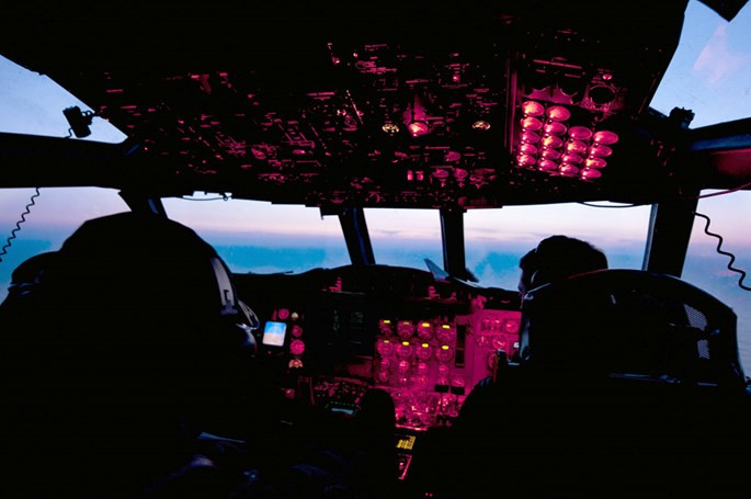 Máy bay tuần tra chống ngầm P-3B do Mỹ sản xuất có kích thước khá lớn, với chiều dài hơn 35m, sải cánh hơn 30m, trọng lượng cất cánh hơn 60 tấn. Mặc dù cơ trưởng máy bay chống ngầm P-3B là Jan Selvinson cùng phi hành đoàn đã nhanh chóng phát hiện ra tiêm kích Su-27 lao đến đánh chặn; nhưng họ không ngờ rằng, phi công Simbal điều khiển chiếc Su-27 lại “quá liều lĩnh” như vậy.