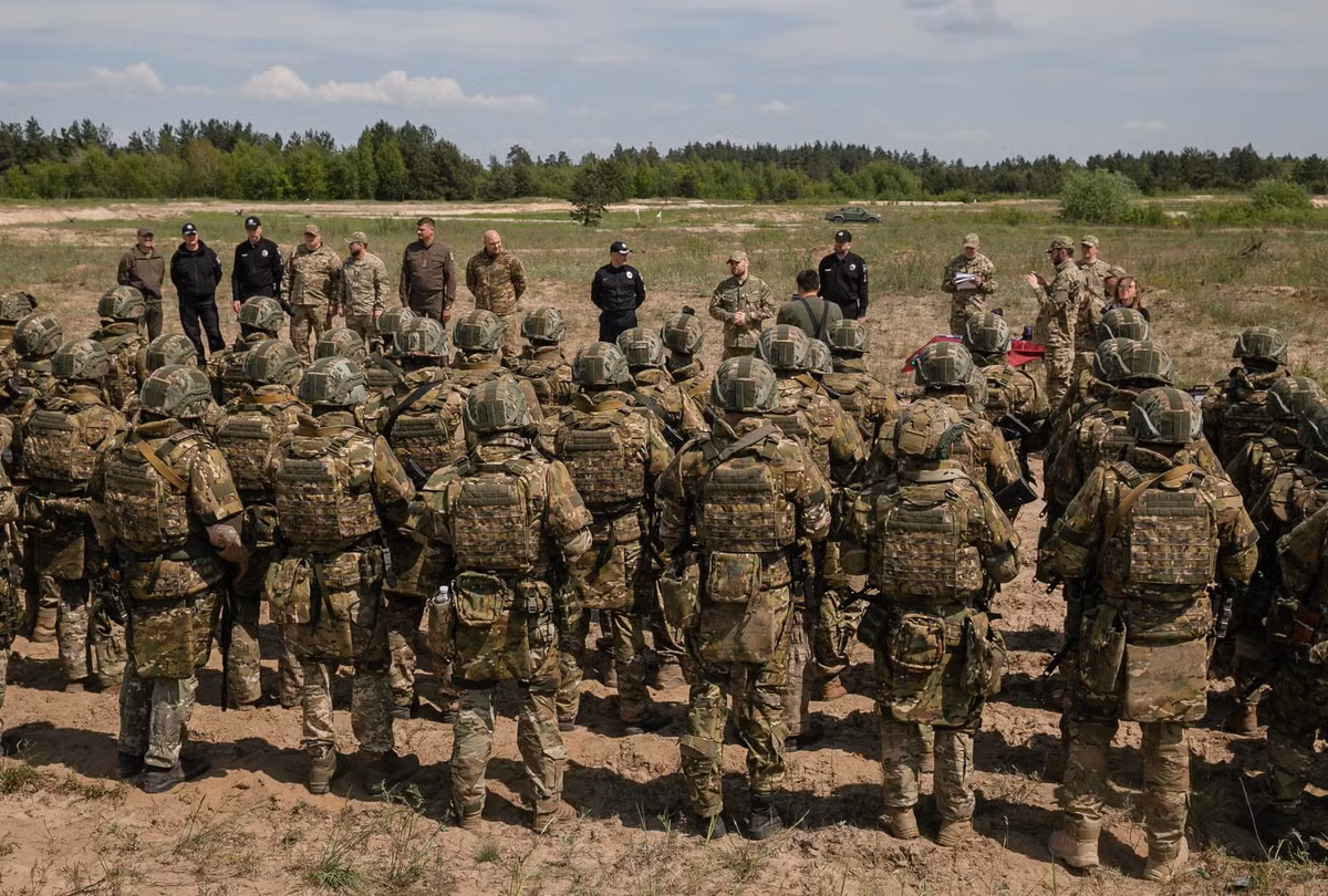 Người ta nói rằng, cựu cảnh sát trưởng Odessa Gostishchev thường xuyên ra mặt trận và tham gia tổ chức đào tạo những người lính sử dụng máy bay trinh sát không người lái Leleka-100 cho Quân đội Ukraine.