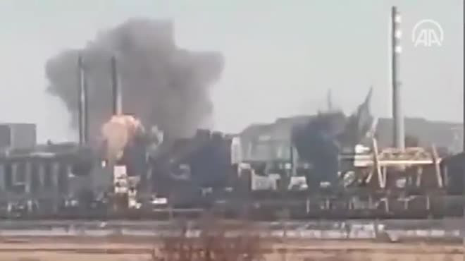 Ông Rodion Miroshnik, cố vấn của người đứng đầu Cộng hòa Nhân dân Luhansk (LPR) tự xưng, nói với tờ Tầm nhìn (VZGLYAD) của Nga: “Đặc điểm của Nhà máy thép Azovstal có diện tích rất rộng (11 km vuông); nếu không có phương tiện di chuyển, thì rất khó đi từ xưởng này sang xưởng khác”.