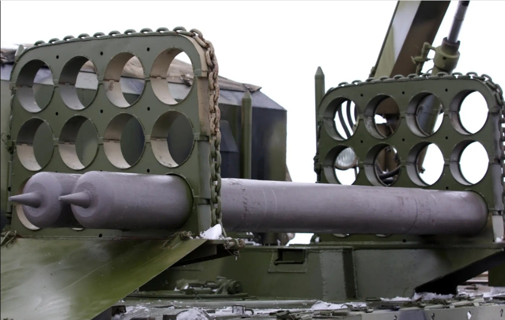 TOS-1A được trang bị 2 loại đạn gồm đạn chứa chất gây cháy và đầu đạn sử dụng chất nổ thermobaric - thường được sử dụng để chế tạo bom chân không. Cả hai loại đầu đạn này khi bắn đến mục tiêu sẽ tạo ra các đám lửa đốt cháy, hủy diệt mục tiêu bằng vụ nổ hóa chất chứa trong tên lửa.