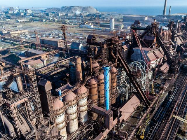 Cuộc chiến giành thành phố chiến lược Mariupol tại đông nam Ukraine giữa Quân đội Nga, lực lượng dân quân DPR thân Nga và Lực lượng vũ trang Ukraine phòng thủ tại thành phố này, vẫn diễn ra quyết liệt; điểm chốt là Nhà máy thép Azovstal và một số chung cư cao tầng.